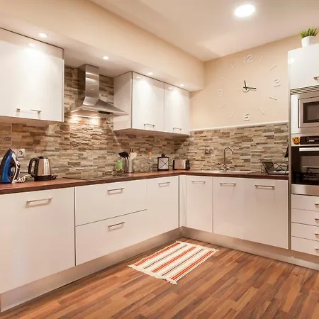Fos Apartment